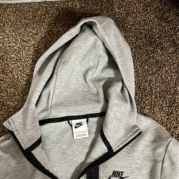 I am selling a women’s gray Nike jacket - Picture 4 of 4